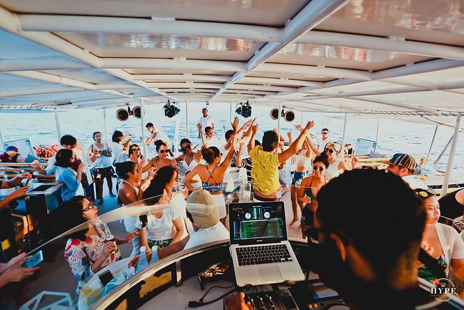 2 Hours yacht with Live DJ